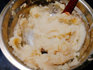 13、圆土豆+凤尾土豆虾球,搅拌均匀即可