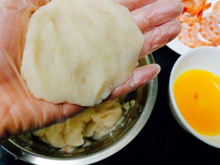 14、圆土豆+凤尾土豆虾球,取适量土豆泥