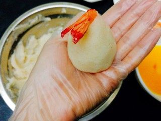 15、圆土豆+凤尾土豆虾球,放上虾，包上即可