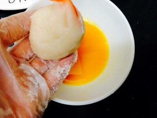 17、圆土豆+凤尾土豆虾球,先裹上一层鸡蛋液