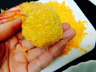 19、圆土豆+凤尾土豆虾球,用手轻轻拍下，这样炸时不容易掉面包糠