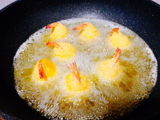 21、圆土豆+凤尾土豆虾球,锅中倒入油，烧至6成热，放入裹好的土豆虾球，中间要把虾球翻一翻，炸至金黄色即可捞出，控干油份摆盘，挤上些番茄酱蘸着吃，????????????????