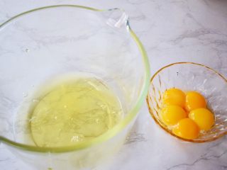 2、7寸中空双色戚风蛋糕,先把蛋黄和蛋清分离在两个无水无油的盆中