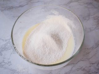 4、7寸中空双色戚风蛋糕,筛入低筋面粉，分两次筛入，每次筛入都要拌匀才能再筛入下一次