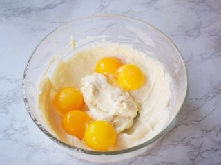 5、7寸中空双色戚风蛋糕,加入蛋黄，搅拌均匀拌成细腻的面糊