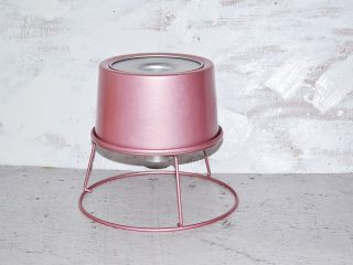 16、7寸中空双色戚风蛋糕,烤好马上取出震一下，然后倒扣晾凉再脱模