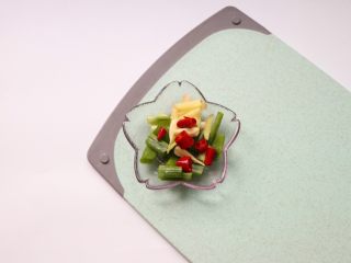 2、香炸鸡柳,葱姜蒜,红椒切小段