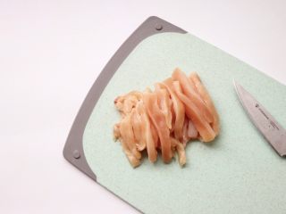 3、香炸鸡柳,鸡胸肉切均等大小厚度的小条状,大概筷子那么宽