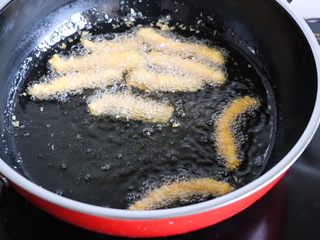 14、香炸鸡柳,锅中油烧热,筷子放进去有密集气泡时放鸡柳,小火炸,切记不要大火,防止外面糊了里面没熟,或者炸的过火,口感不好