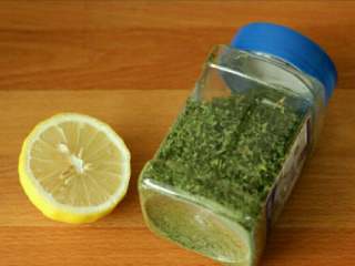 2、烤鸡米花,柠檬汁可以调味道，欧芹碎用来装饰(只是为了美化点缀可以忽略)