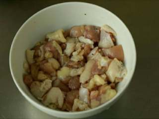 4、烤鸡米花,把鸡肉切成1.5cm的方肉丁，1/2汤匙盐、黑胡椒粉、料酒拌匀