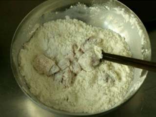 6、烤鸡米花,用筷子拌一拌肉丁直至全部粘上面粉，以此类推把所有的肉丁都粘好面粉