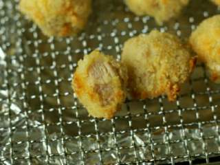 11、烤鸡米花,因为行成脆壳的时间快，刚烤好的时候，咬开脆壳里面还有鲜嫩的肉汁，非常鲜美