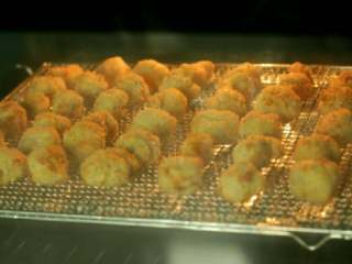 10、烤鸡米花,送入烤箱烘烤，还是原来的温度，单上火200摄氏度，烘烤10-12分钟，如果万一12分钟还没上色，适当调高温度保证15分钟内必须上色