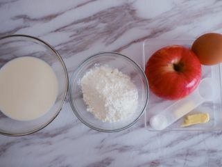 1、奶香浓郁的苹果千层派,准备好所有的食材进行操作
