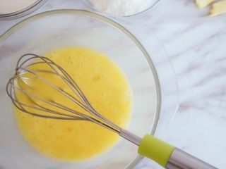 3、奶香浓郁的苹果千层派,用打蛋棒搅拌均匀后待用