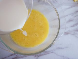 4、奶香浓郁的苹果千层派,加入牛奶（我用的是安佳全脂牛奶）个人感觉会比普通的奶味浓一点，搅拌均匀