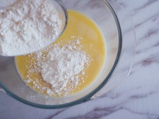 7、奶香浓郁的苹果千层派,最后倒入低筋面粉，Z字形搅拌，搅拌均匀