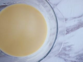 8、奶香浓郁的苹果千层派,搅拌好的如图，如果搅拌后还是有颗粒我们可以用一个筛子过滤下就可以了