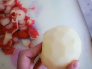 9、奶香浓郁的苹果千层派,将事先准备好的苹果洗净削皮如图