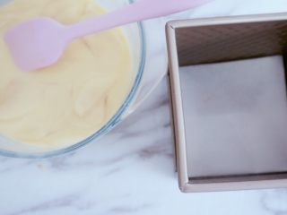 12、奶香浓郁的苹果千层派,准备一个能够高温烘烤的模具，我用的是小的吐司盒可以用焗饭的深盘，只要耐高温适合放烤箱的都可以，量不是很大小模具就可以