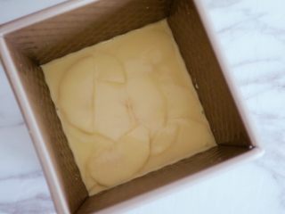 13、奶香浓郁的苹果千层派,将面糊和沾上面糊的苹果一起放入模具中