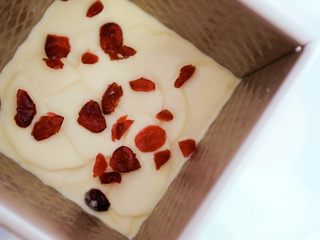 15、奶香浓郁的苹果千层派,我放的是蔓越莓果干，放好的如图，放入烤箱上下火200度，烤35～40分钟，具体时间根据自家烤箱而定里面不粘，不沾牙签就熟了