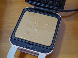 10、巧克力味华芙饼～简单又好吃，爱了爱了！,倒入步骤7的面糊，盖上盖子加热十至十五分钟即可！