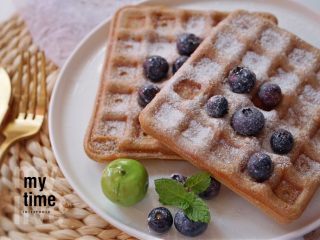 11、巧克力味华芙饼～简单又好吃，爱了爱了！,表面撒上糖粉，放上水果或坚果装饰即可✅