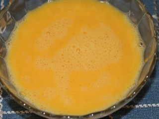 7、爱心蛋汉堡,加入盐和油,打成均匀的鸡蛋液