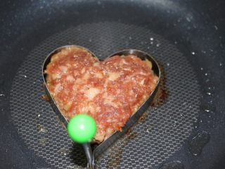 11、爱心蛋汉堡,一面煎10分钟左右,取出模具,翻面煎