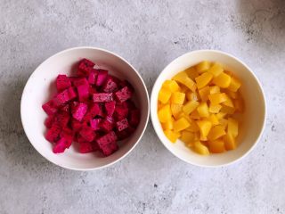 1、白雪公主蛋糕,将红心火龙果和黄桃分别切成小丁,放碗中备用