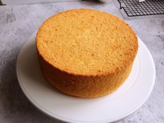 2、白雪公主蛋糕,准备一个八寸的蛋糕胚,之前发过教程