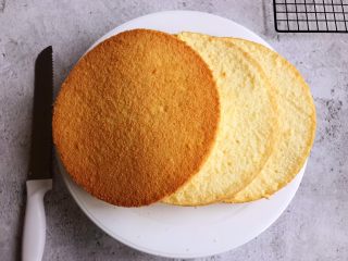 3、白雪公主蛋糕,用刀平均分成三片