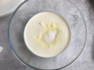 4、白雪公主蛋糕,淡奶油中加入白糖