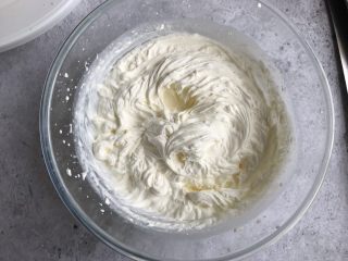 5、白雪公主蛋糕,打至纹路清晰即可