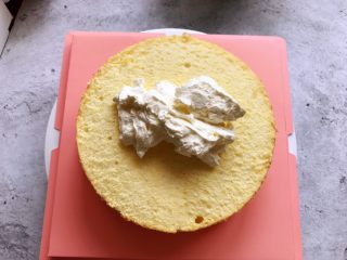 8、白雪公主蛋糕,盖上一层蛋糕片,然后在放上适量的淡奶油