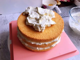 10、白雪公主蛋糕,然后盖上最后一层蛋糕片,放上淡奶油