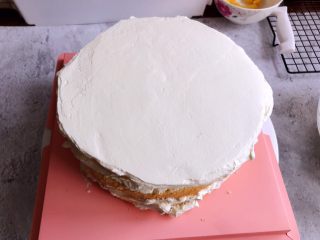 11、白雪公主蛋糕,用抹刀把表面抹平