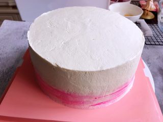 12、白雪公主蛋糕,然后侧面放上淡奶油也抹平,下方用粉色色素稍微抹一下即可