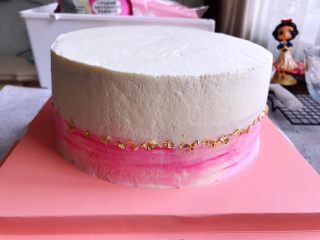 13、白雪公主蛋糕,装饰上一圈金箔纸