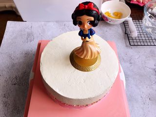 14、白雪公主蛋糕,蛋糕上面放上白雪公主装饰