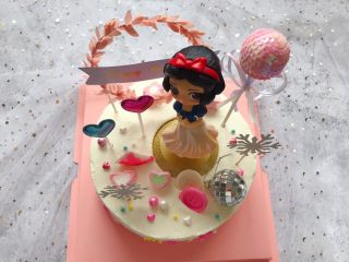 15、白雪公主蛋糕,然后插上各种的装饰品