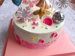 16、白雪公主蛋糕,蛋糕侧面也摆上装饰