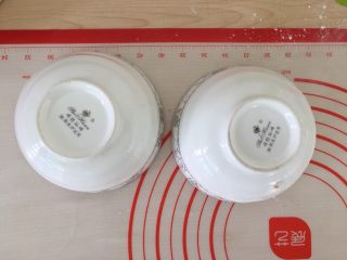 2、猫耳朵,盖上大碗醒发20分钟。