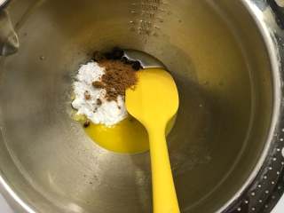 3、巧克力软曲奇,加入细砂糖、红糖、盐，搅拌均匀。