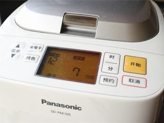 3、培根田园披萨,开启饺子面团程序。运行到一半时间,剩余七分钟的时候,打开盖子。