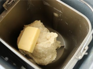 4、培根田园披萨,看到光滑的面团,放入室温软化的黄油,继续运行到程序结束。