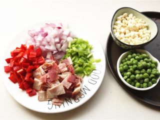8、培根田园披萨,静置面团时候处理一下蔬菜。豌豆粒和玉米粒洗净沥干水分,其余食材都切小片。