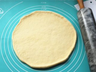 9、培根田园披萨,面团擀成薄片,比披萨盘略大。